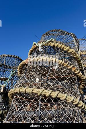 Gros tas de la nasse ou pots utilisés par les pêcheurs côtiers à attraper des crabes et homards sur le quai à Paignton, Devon, UK. Banque D'Images