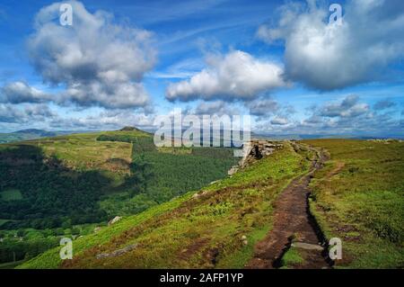 UK,Derbyshire Peak District,bord,Bamford et Win Hill en été Banque D'Images