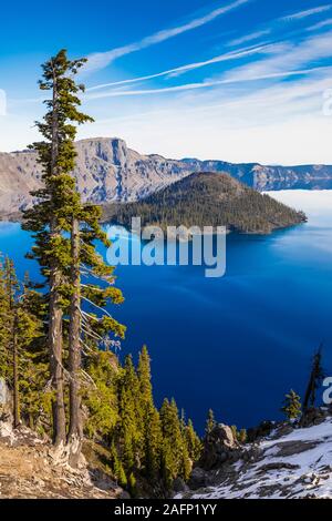 L'île de l'assistant dans le lac du cratère de Crater Lake National Park, Oregon, USA Banque D'Images
