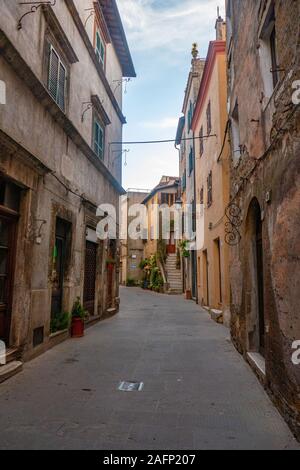 Une rue de petite ville de Pitigliano en Toscane, Italie Banque D'Images