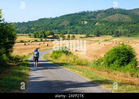 Une balade solitaire avec sac à dos dans la campagne italienne de Toscane Banque D'Images