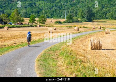 Une balade solitaire avec sac à dos dans la campagne italienne de Toscane Banque D'Images