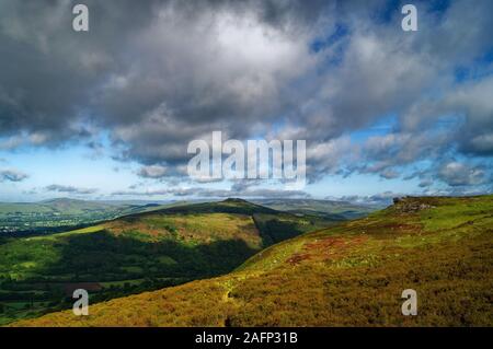 UK,Derbyshire Peak District,bord,Bamford et Win Hill en été Banque D'Images