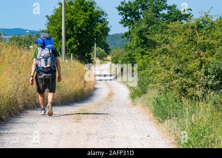 Une balade solitaire avec sac à dos dans la campagne italienne de Toscane Banque D'Images