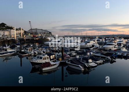 Une gamme de yachts et bateaux vu dans le port de plaisance de Torquay au coucher du soleil sur une bonne mi-novembre 24. Banque D'Images