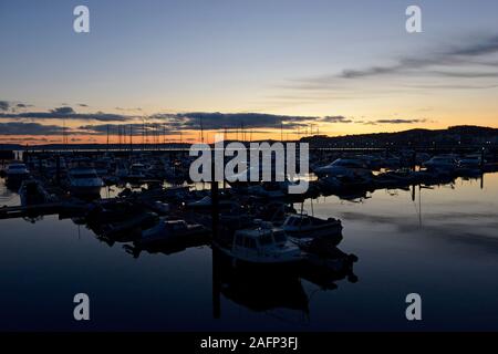 Une gamme de yachts et bateaux vu dans le port de plaisance de Torquay au coucher du soleil sur une bonne mi-novembre 24. Banque D'Images