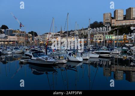 Une gamme de yachts et bateaux vu dans le port de plaisance de Torquay au coucher du soleil sur une bonne mi-novembre 24. Banque D'Images