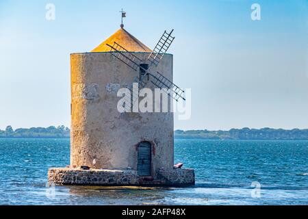 Le moulin à vent classique de Orbetello Argentario en Lagoon dans le sud de la toscane avec vue sur la mer et les mouettes Banque D'Images