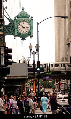 L train devant le grand magasin Marshall Field à Chicago, Illinois Banque D'Images