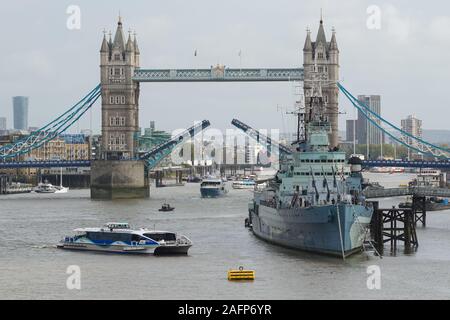 Le Tower Bridge et la Tamise à Londres, Angleterre Royaume-Uni Banque D'Images