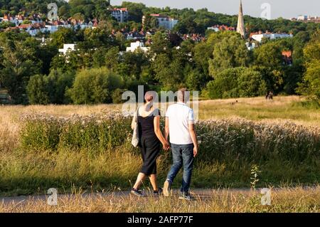 Jeune couple marchant à Hampstead Heath à Londres, Angleterre Royaume-Uni Banque D'Images