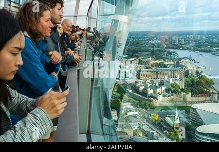 Les visiteurs du Jardin du ciel en haut de 20 Fenchurch Street, talkie walkie skyscraper, London England Royaume-Uni UK Banque D'Images