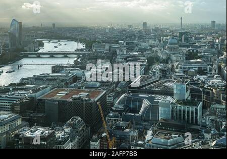 Vue aérienne du centre de Londres et de la Tamise, Angleterre Royaume-Uni UK Banque D'Images
