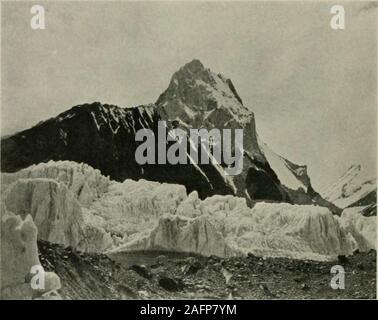 . Et de l'ouest Himalaya 1909 Karakoram, un compte de l'expédition de H. R. H. Prince Luigi Amedeo de Savoie, Duc des Abruzzes. Son survejingwork n, et le nom fut conservé par inadvertance. Dans le cadre de campagne d'atopographical il est inévitable de donner quelques temporaryconventional nom ou signe à des sommets qui doivent être identifiés fromdifferent d'affectation. Au-delà de cette dénomination occasionnels le Duc, comme je l'haveex])lained, nommé aucun des nombreux pics mesurée par nous, agreeingwith que Burrard, jusqu'à ce qu'un système rationnel doit être trouvé, il est betterto désigner simplement en theii pics- altitudes. Maintenant nous cro Banque D'Images