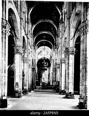 . Un vitrail à la visite de l'Italie. de verre. De l'autre côté de la petite place en face de l'cathedrallies le Baptistère de Saint-Jean, et de son northerntransept est une grande chapelle contenant le ancientbaptismal font. Dans le mur est de cette chapelle est une fenêtre ronde de uncolored volets dans tolère une grande plage, riche, aux frontières et dans le centre est placé acommanding la figure de Jean le Baptiste d'almostlife la taille. Le contraste entre les teintes chair et le manteau rouge jeté sur lui, c'est excellent.Contrairement à l'habitude sur mesure italienne, il porte une date,1572. San Paolino a six de ses fenêtres vitrage ancienne inexcellent gl Banque D'Images