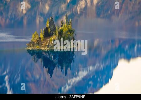 Le bateau fantôme de l'île dans le lac du cratère de Crater Lake National Park, Oregon, USA Banque D'Images