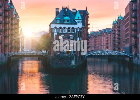 Vieille-ville de Hambourg, Allemagne, port de l'Europe. Célèbre quartier historique de l'entrepôt avec de l'eau château palace lumière dorée au coucher du soleil Banque D'Images