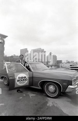 Andrew J. Young - qui allait devenir le maire d'Atlanta et l'Ambassadeur des États-Unis à l'Organisation des Nations Unies - souches pour voix lors de sa candidature pour le Congrès en 1970 à partir du 5e district de Géorgie. Andrew Jackson Young, né le 12 mars 1932, est un homme politique américain, diplomate, activiste et pasteur de la Géorgie. Il a servi comme représentant au Congrès de la 5e circonscription, l'Ambassadeur des États-Unis à l'Organisation des Nations Unies, et le maire d'Atlanta. Il a servi comme président du Conseil National des Eglises aux Etats-Unis, a été membre de la Southern Christian Leadership Conference (SCLC) pendant t Banque D'Images