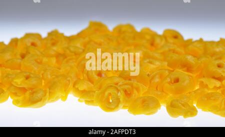 Tortellini maison ou cappeletti, pâtes farcies typiques de la ville de Bologne, Italie. Célèbre recette italienne de la vallée de la nourriture Emilie Romagne Banque D'Images