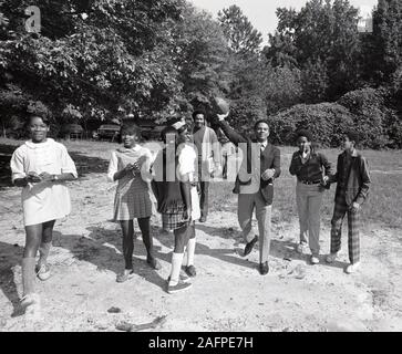 Andrew J. Young - qui allait devenir le maire d'Atlanta et l'Ambassadeur des États-Unis à l'Organisation des Nations Unies - souches pour voix lors de sa candidature pour le Congrès en 1970 à partir du 5e district de Géorgie. Andrew Jackson Young, né le 12 mars 1932, est un homme politique américain, diplomate, activiste et pasteur de la Géorgie. Il a servi comme représentant au Congrès de la 5e circonscription, l'Ambassadeur des États-Unis à l'Organisation des Nations Unies, et le maire d'Atlanta. Il a servi comme président du Conseil National des Eglises aux Etats-Unis, a été membre de la Southern Christian Leadership Conference (SCLC) pendant t Banque D'Images