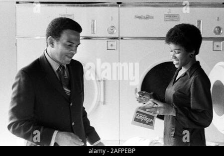 Andrew J. Young - qui allait devenir le maire d'Atlanta et l'Ambassadeur des États-Unis à l'Organisation des Nations Unies - souches pour voix lors de sa candidature pour le Congrès en 1970 à partir du 5e district de Géorgie. Andrew Jackson Young, né le 12 mars 1932, est un homme politique américain, diplomate, activiste et pasteur de la Géorgie. Il a servi comme représentant au Congrès de la 5e circonscription, l'Ambassadeur des États-Unis à l'Organisation des Nations Unies, et le maire d'Atlanta. Il a servi comme président du Conseil National des Eglises aux Etats-Unis, a été membre de la Southern Christian Leadership Conference (SCLC) pendant t Banque D'Images