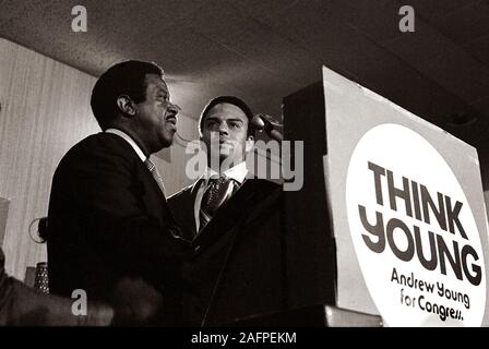 Andrew Young jette une larme qu'il reconnaît sa défaite à sa première course pour la 5ème course du congrès du district de Géorgie le soir de l'élection 1970. Jeune ami et collègue de longue date de lieutenant à Martin Luther King, Jr., Ralph David Abernathy se situe à côté du jeune. - Pour acheter cette image, cliquez sur le panier ci-dessous - Banque D'Images