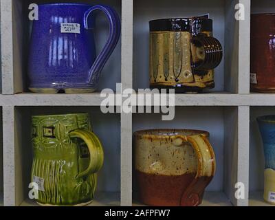 De belles tasses et tasses sur l'affichage à l'Ottawa Potters Guild vente Maison de vacances annuelles, bâtiment d'Horticulture, le Parc Lansdowne, Ottawa, Ontario, Canada. Banque D'Images