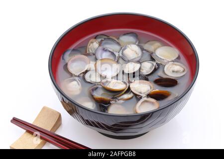 La nourriture japonaise, la soupe Miso de shijimi dans un bol sur le plateau Banque D'Images