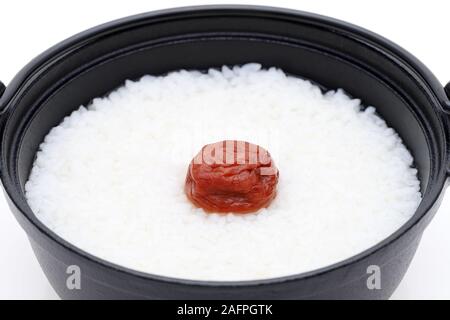 La nourriture japonaise, Okayu Umeboshi et dans un bol de nabe sur fond blanc Banque D'Images