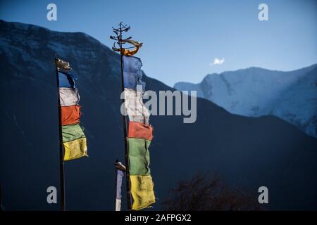 Drapeaux de prière népalais dans le mountain wind wave Banque D'Images