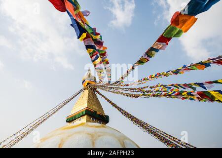 Le Bouddha Stupa tendus avec les drapeaux de prières à Katmandou au Népal Banque D'Images