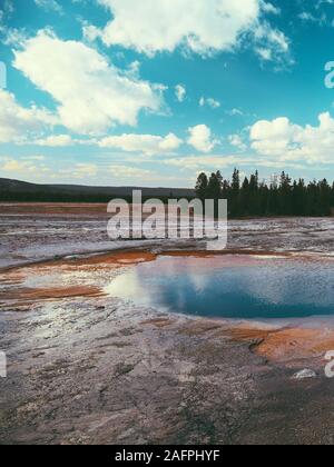 Le paysage du Parc National de Yellowstone geysers, sources d'USA, Wyoming Banque D'Images