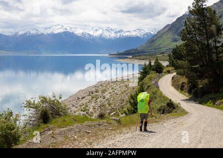 Marcher dans un chemin de terre, Nouvelle-Zélande Banque D'Images