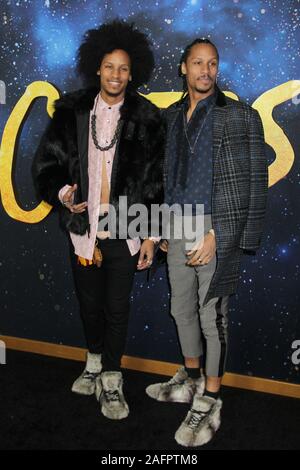 New York, NY, USA. Dec 16, 2019. Les Jumeaux, Laurent Nicolas Bourgeois et Larry Nicolas Bourgeois à la première mondiale de chats à l'Alice Tully Hall à New York le 16 décembre 2019. Crédit : Erik Nielsen Media/Punch/Alamy Live News Banque D'Images