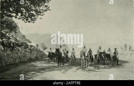 . Et de l'ouest Himalaya 1909 Karakoram, un compte de l'expédition de H. R. H. Prince Luigi Amedeo de Savoie, Duc des Abruzzes. butwe devaient demeurer en communication avec nos maisons par specialrunners engagé par le duc ; ils ont effectué leur service withmarvelous l'exactitude jusqu'à notre post sur le Karakoramglaciers la plus éloignée. À cinq heures, nous sommes allés voir le match de polo s'est levée en l'honneur de theDuke. Le terrain de polo est très grand, et l'ues sur une terrasse naturelle d'Olthingthanj^ : à Skardu. 131 à l'ouest de la ville, donnant sur la grande plaine sableuse et thesplendid Amphitheatre Banque D'Images