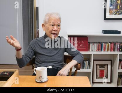 New York, USA. 5 déc, 2019. Ben Wang, professeur de littérature chinoise à l'Institut chinois, reçoit une interview avec Xinhua à New York, États-Unis, 5 décembre 2019. Pour aller avec "Fonction : Chargée de cours principale mène les New-yorkais aux pays des merveilles de la littérature chinoise classique' Credit : Guo Peiran/Xinhua/Alamy Live News Banque D'Images