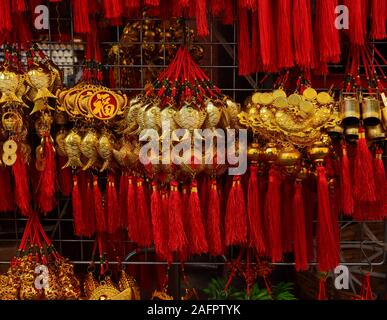 Libre et selective focus on chinese style amulette du poisson, la langue chinoise vu dans l'image sont les salutations et les meilleurs voeux de la richesse moyenne Banque D'Images