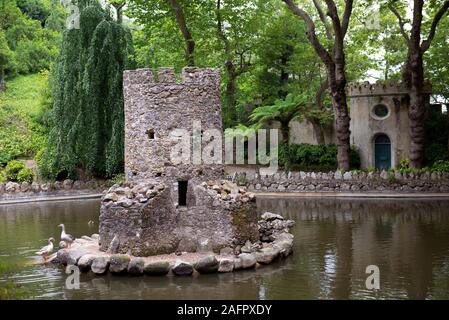 Duckhouse dans le lac, parc de Pena, Sintra, Lisbonne, Portugal, Europe Banque D'Images