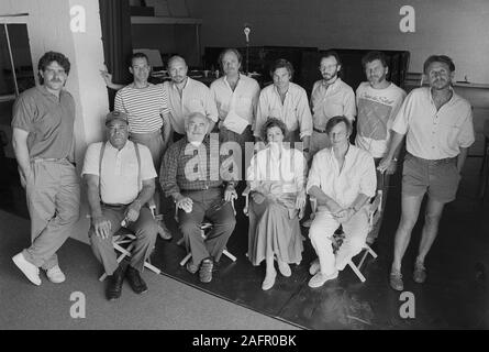 Le 28 mars 1988, Culver City, Californie, USA : 28 mars 1988 - Acteurs Dernière rangée (L-R) RICHARD MASUR, FRANKLYN SEALES, HECTOR ELIZONDO, HARRIS YULIN, HARRY HAMLYN, BUD CORT, ROBERT FOXWORTH, RENE AUBERJONOIS et front row assis (L-R) James Earl Jones, Ed Asner, Bonnie, MIRURU-sensei et MICHAEL YORK lors d'une lire à l'aide de l'A.L. Œuvres de théâtre et BBC Radio Band cast pour ''Êtes-vous actuellement ou avez-vous déjà été ?'' à Culver City, Californie, le 28 mars 1988. (Crédit Image : © Bernard Fallon/Zuma sur le fil) Banque D'Images