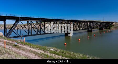 23 mai 2019, région de Great Falls, Montana, USA - Vieux pont de chemin de fer sur la rivière Missouri, près de Great Falls, Montana Banque D'Images