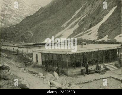 . Et de l'ouest Himalaya 1909 Karakoram, un compte de l'expédition de H. R. H. Prince Luigi Amedeo de Savoie, Duc des Abruzzes. Les bonnets de feutre blanc ou un tissu épais, en whichare recueillies les extrémités de l'échelle ; pantalon et même ici et therea l)luo manteau matelassé. Pas de doute le froid de la haute vallée a influencedthese descendants des Tibétains à préserver les vêtements qu'aresuited à leurs plateaux de congélation, alors que le mélange avec l'Baltisand Cachemiriens leur a fait renoncer à d'autres traits ethnologique de purelyornamental valeur, telles que la fibre amorce. Chapitre 80 Vl. La précipitation de nos jou Banque D'Images