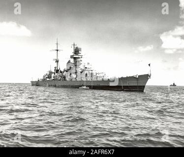 USS Prinz Eugen (IX 300) en mer au cours de l'opération 'Carrefour'. Vue 3/4 avant tribord. 14 juin, 1946 Banque D'Images