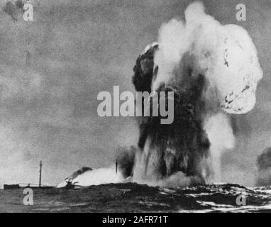 Un pétrolier ravitailleur britannique éclate - après avoir été torpillé par un sous-marin allemand. Copié à partir d'un livre allemand sur leur marine, publié pendant la Seconde Guerre mondiale. Banque D'Images