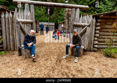 28 mai 2019, l'Astoria, Oregon, USA - Sohm Joe et Bill Terry posent devant l'Historique Fort Clatsop, Oregon, site de l'expédition Lewis et Clark - 1804-1806 à l'extérieur de l'Astoria, Oregon Banque D'Images