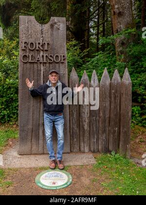 28 mai 2019, l'Astoria, Oregon, USA - Joe Sohm pose devant l'Historique Fort Clatsop, Oregon, site de l'expédition Lewis et Clark - 1804-1806 à l'extérieur de l'Astoria, Oregon Banque D'Images