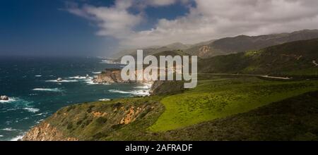 9 avril 2019 - L'OURAGAN POINT, CA., USA - Vue de l'Autoroute de la côte Pacifique et Bixby Bridge à distance du point d'ouragan, la Route 1, Californie Banque D'Images