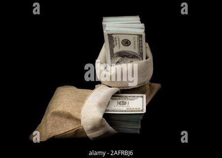 Sac de l'argent 100 dollars USD Billets beaucoup d'argent à fond noir Banque D'Images
