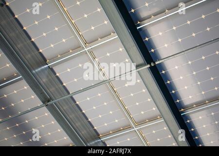 Dessous conception d'une installation de panneaux solaires l'énergie solaire sur le dessus de l'auvent garage de stationnement. Panneaux solaires transforment le rayonnement solaire en électricité et de fournir Banque D'Images