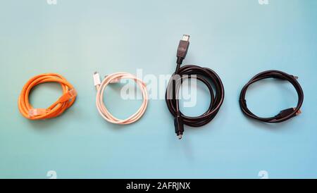 Vue de dessus de 4 différents types de câbles enroulés d'une manière ordonnée, disposés les uns à côté des autres. Banque D'Images