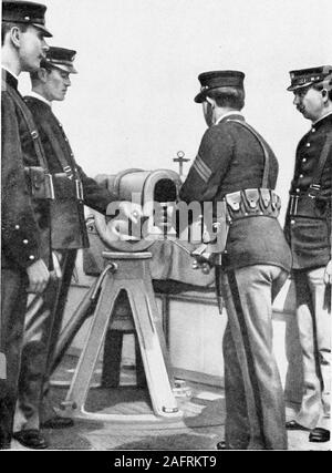 . Schley et Santiago ; un compte rendu historique du blocus et de la destruction finale de la flotte espagnole sous commandement de l'amiral Pasquale Cervera, 3 juillet 1898. ok du Brooklyn, CaptainRobley D. Evans, de l'Iowa, le capitaine FrancisA. Higginson du Massachusetts, CaptainJohn Philip du Texas, commandant de l'BowmanMcCalla Marblehead, et le lieutenant Alexander Sharpe, Jr.,de la renarde. Le Commodore Schley a expliqué à la com-manding policiers son plan de bataille lorsque la flotte-ish a tenté de sortir du port, et son idée de qui était très similaire à la suite d'un theplan Banque D'Images